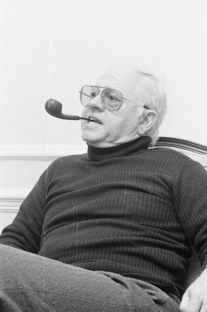 Mickey Rooney sitting in a chair - Jerry Tomaselli for Chicago Sun-Times