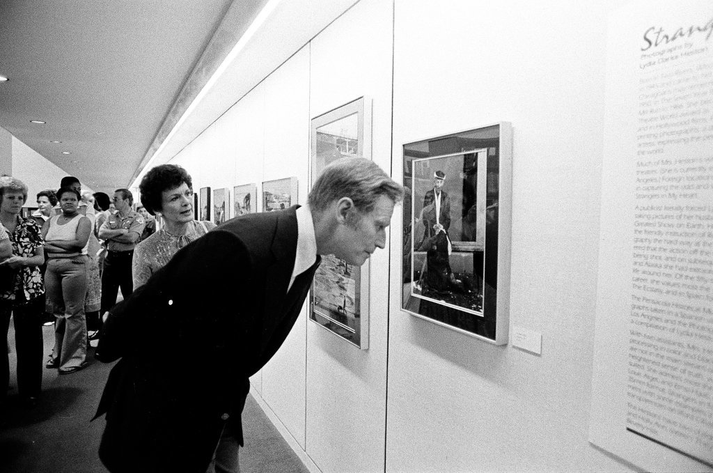 Charlton Heston admiring art - Jim Frost for Chicago Sun-Times