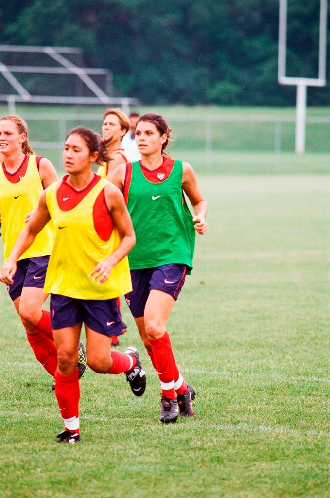 Mia Hamm practices with USA women's soccer team - Chicago Sun-Times