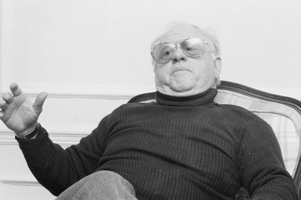 Mickey Rooney sitting in a chair - Jerry Tomaselli for Chicago Sun-Times