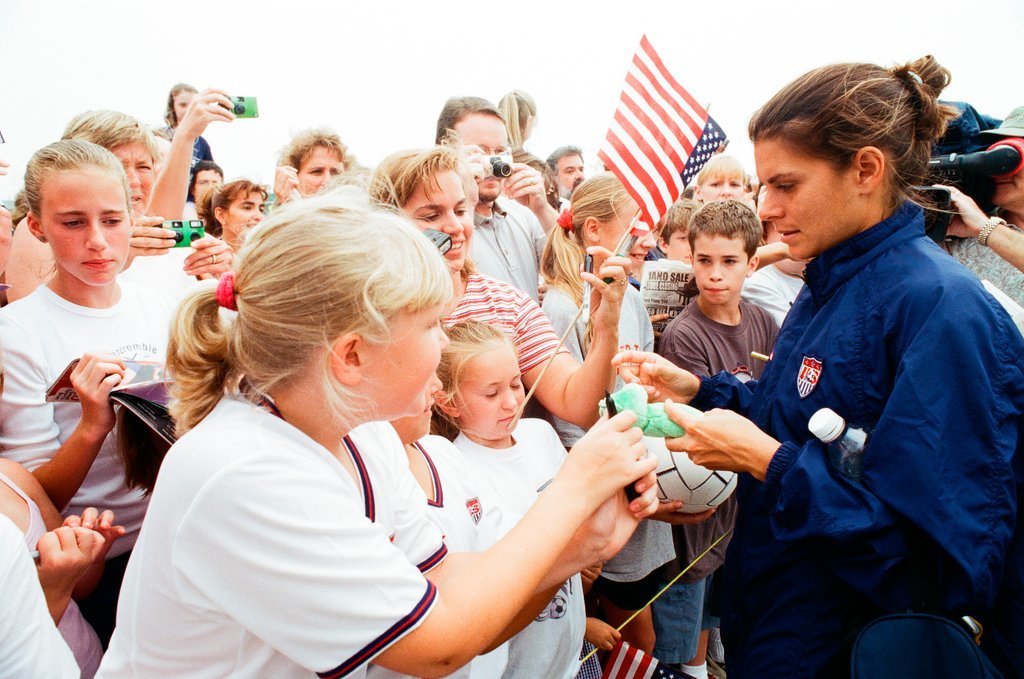 Mia Hamm practices with USA women's soccer team - Chicago Sun-Times
