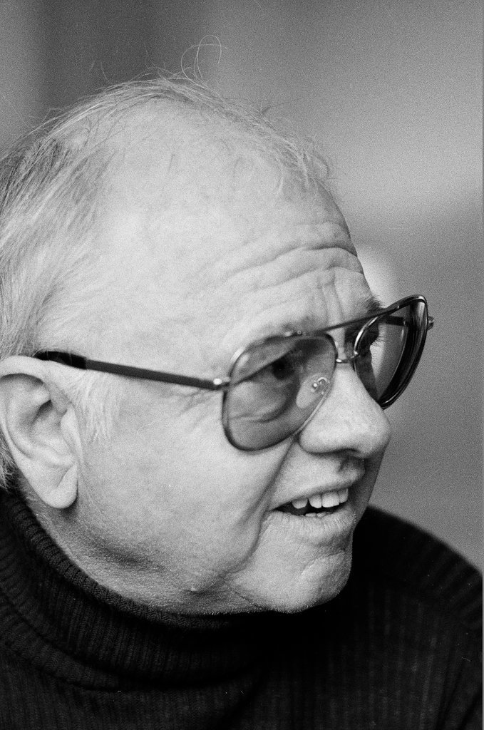 Mickey Rooney sitting in a chair - Jerry Tomaselli for Chicago Sun-Times