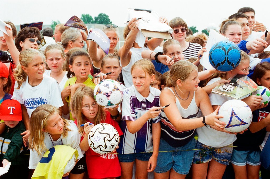 Mia Hamm practices with USA women's soccer team - Chicago Sun-Times