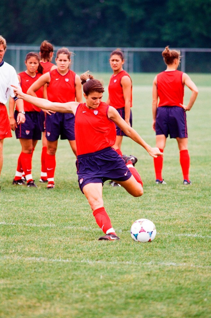 Mia Hamm practices with USA women's soccer team - Chicago Sun-Times