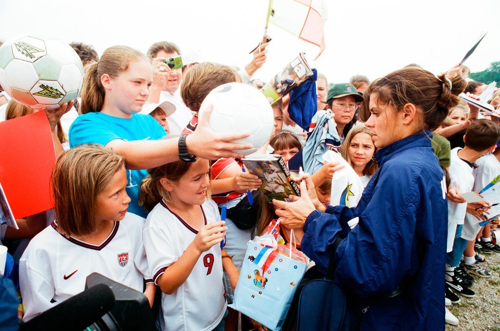 Mia Hamm practices with USA women's soccer team - Chicago Sun-Times
