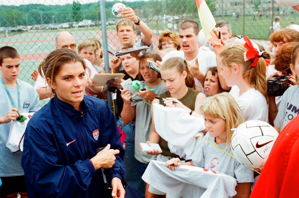 Mia Hamm practices with USA women's soccer team - Chicago Sun-Times