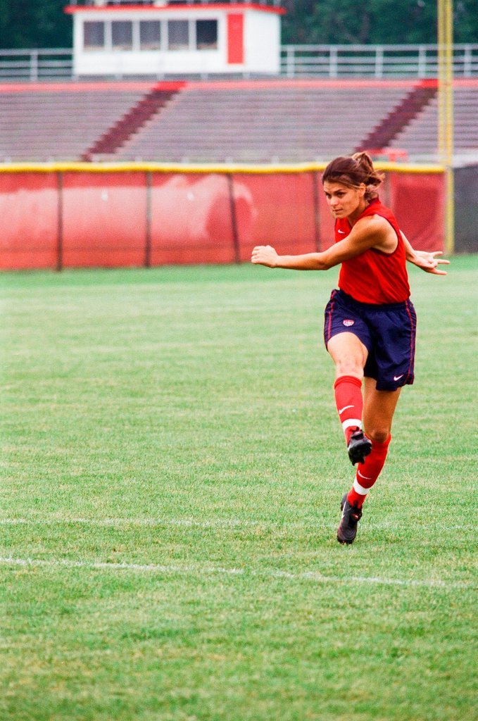 Mia Hamm practices with USA women's soccer team - Chicago Sun-Times