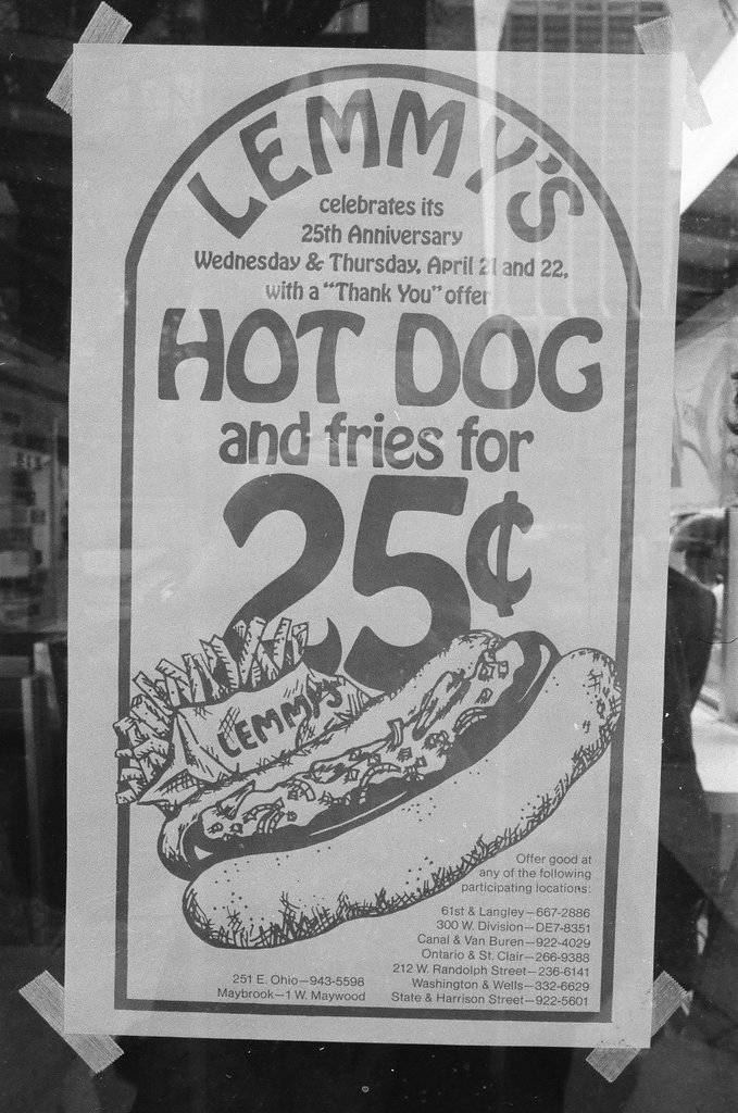 People line up at Lemmy's Hot Dog Stand - Chicago Sun-Times