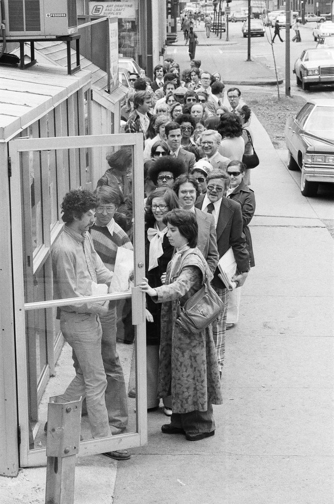 People line up at Lemmy's Hot Dog Stand - Chicago Sun-Times