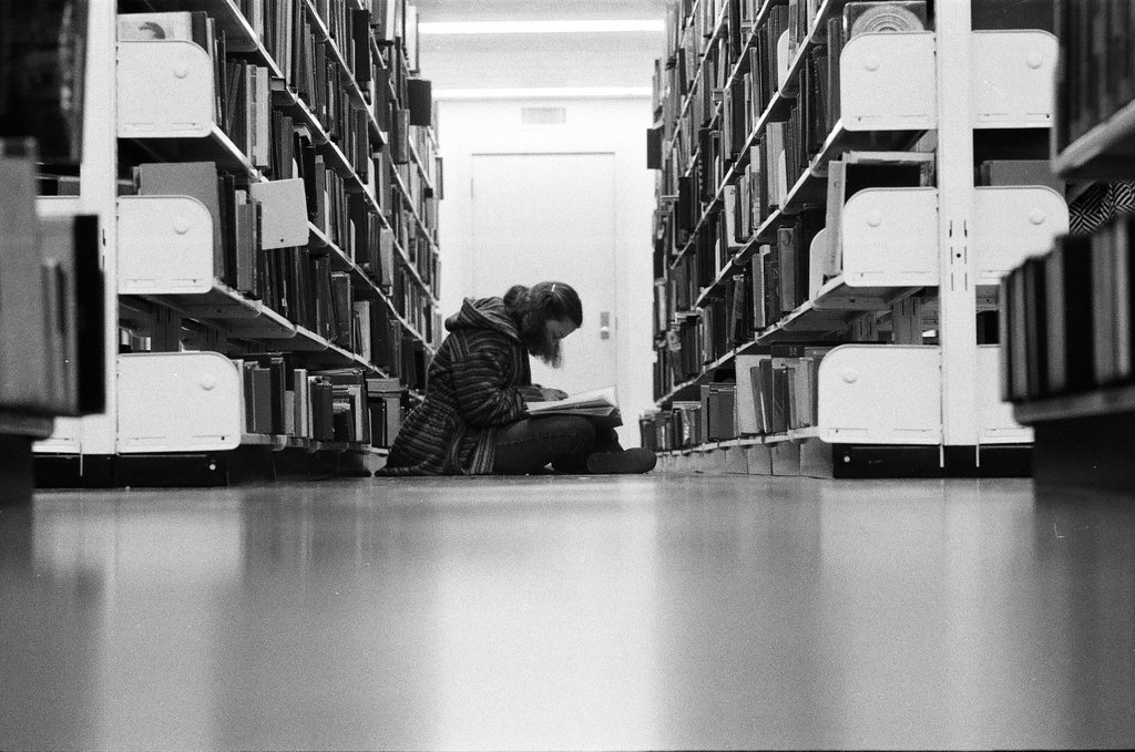 Library patrons work at desks and in the stacks - Chicago Sun-Times