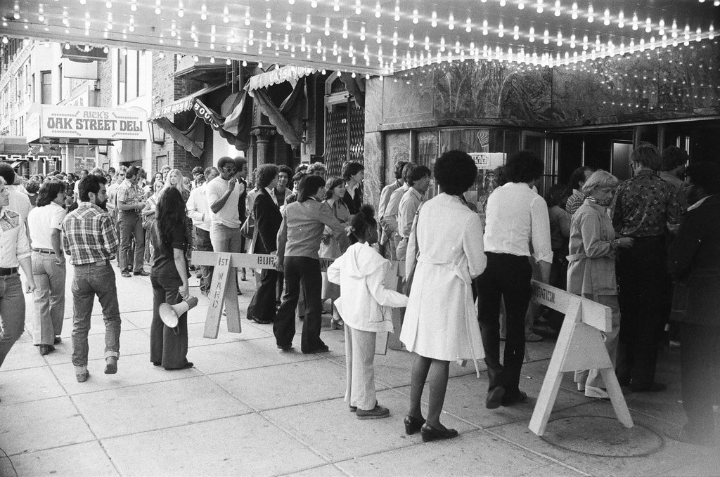 Crowds line up to see Star Wars - Edmund Jarecki for Chicago Sun-Times