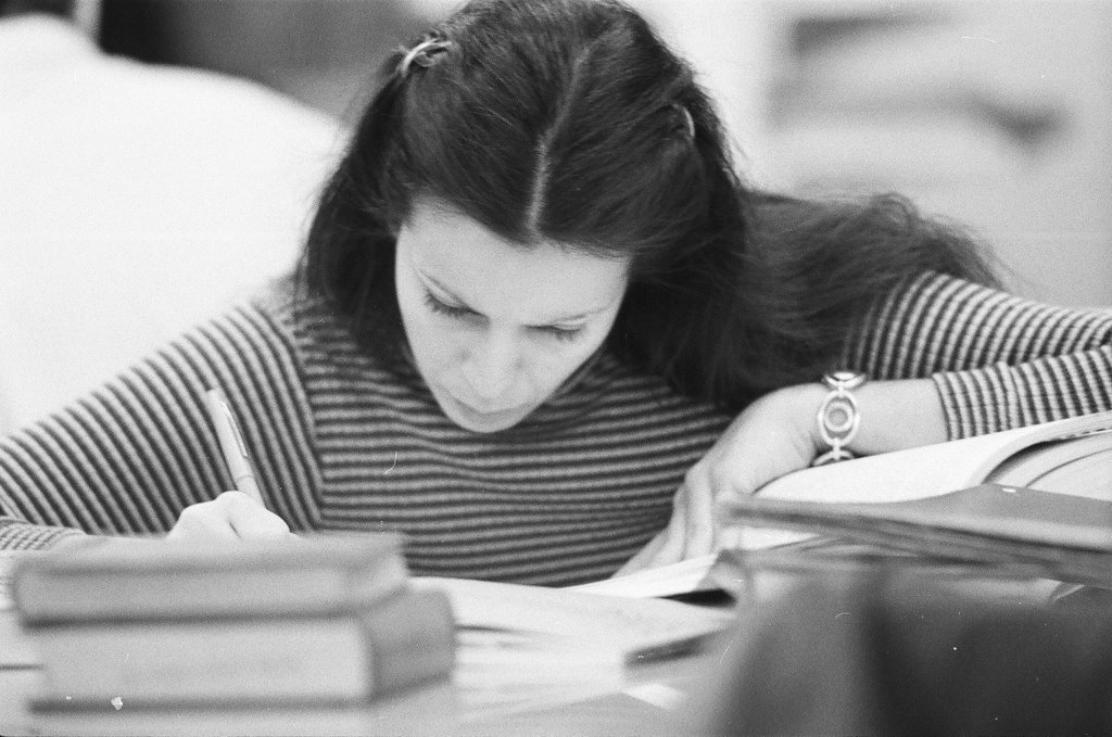Library patrons work at desks and in the stacks - Chicago Sun-Times