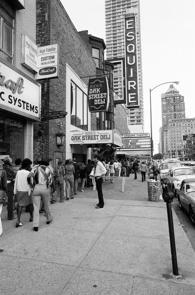 Crowds line up to see Star Wars - Edmund Jarecki for Chicago Sun-Times