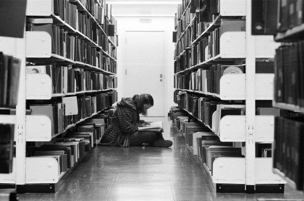 Library patrons work at desks and in the stacks - Chicago Sun-Times