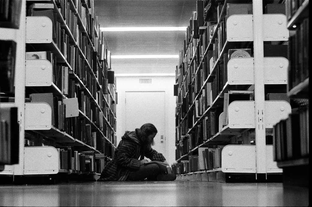 Library patrons work at desks and in the stacks - Chicago Sun-Times