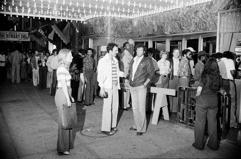 Crowds line up to see Star Wars - Edmund Jarecki for Chicago Sun-Times