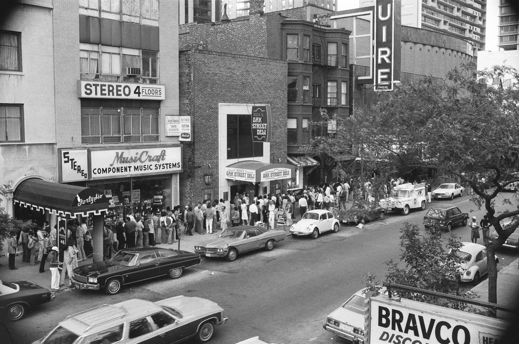 Crowds line up to see Star Wars - Edmund Jarecki for Chicago Sun-Times