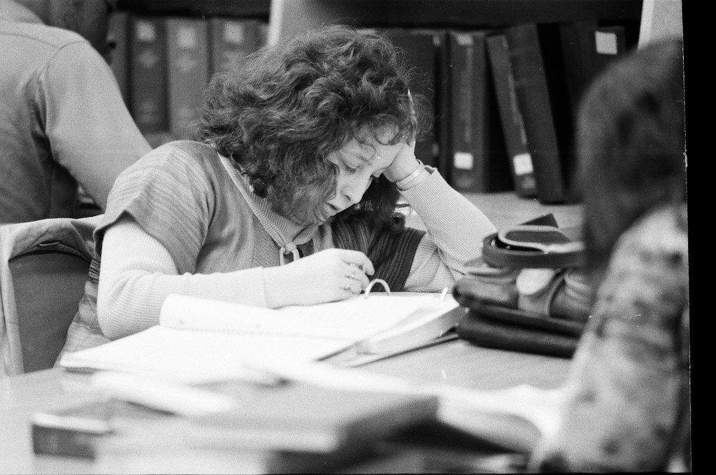Library patrons work at desks and in the stacks - Chicago Sun-Times