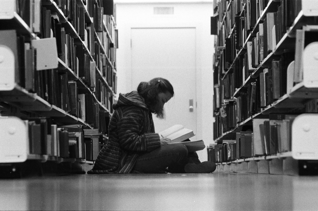 Library patrons work at desks and in the stacks - Chicago Sun-Times