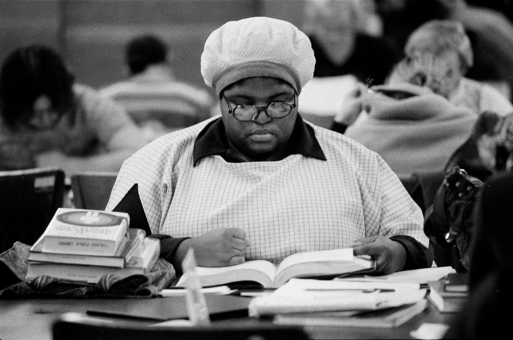 Library patrons work at desks and in the stacks - Chicago Sun-Times
