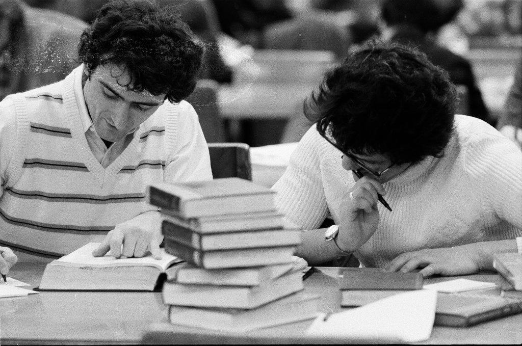 Library patrons work at desks and in the stacks - Chicago Sun-Times