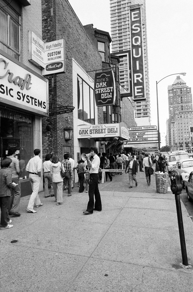 Crowds line up to see Star Wars - Edmund Jarecki for Chicago Sun-Times