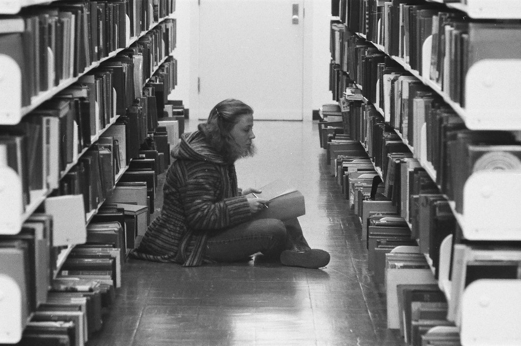 Library patrons work at desks and in the stacks - Chicago Sun-Times