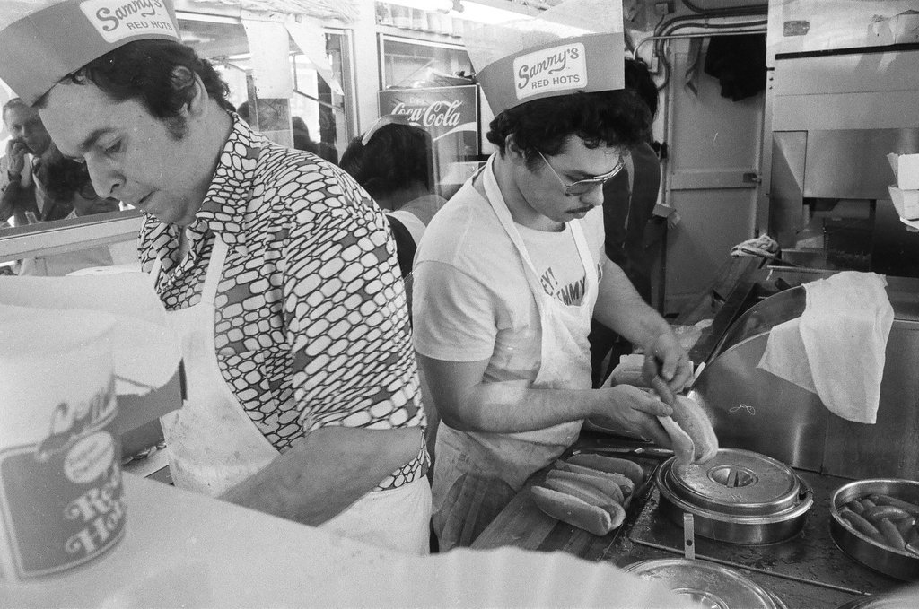 People line up at Lemmy's Hot Dog Stand - Chicago Sun-Times