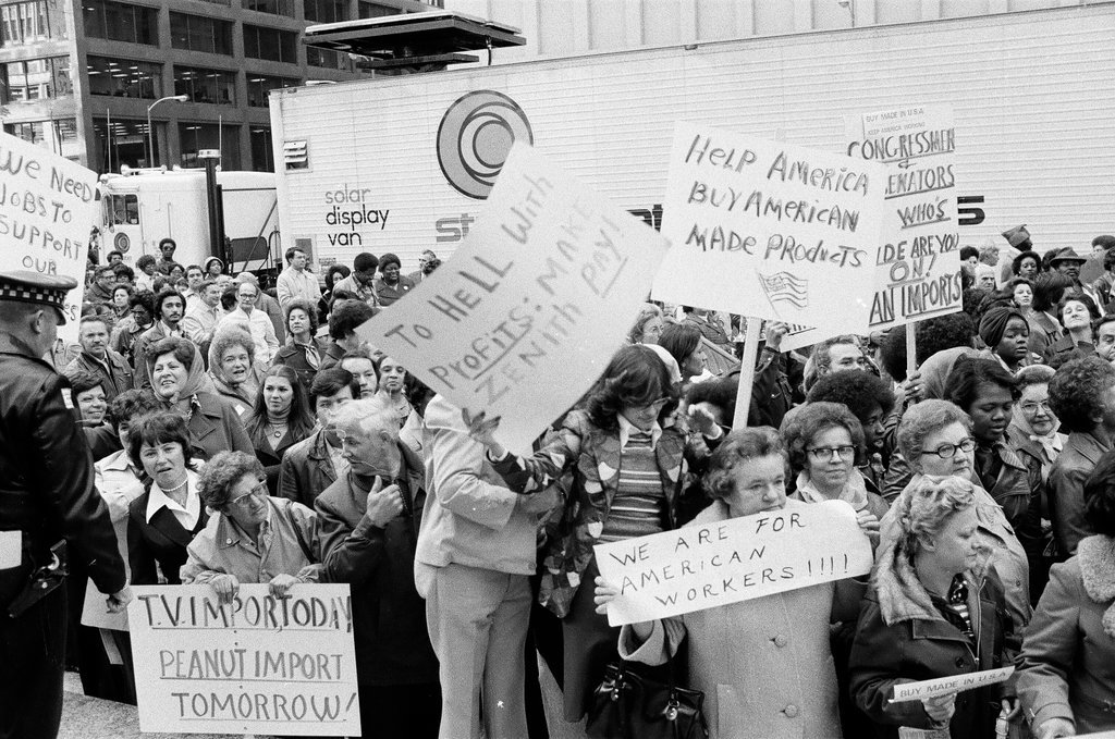 Zenith Corporation employees demonstrate at Daley Center - Chicago Sun-Times