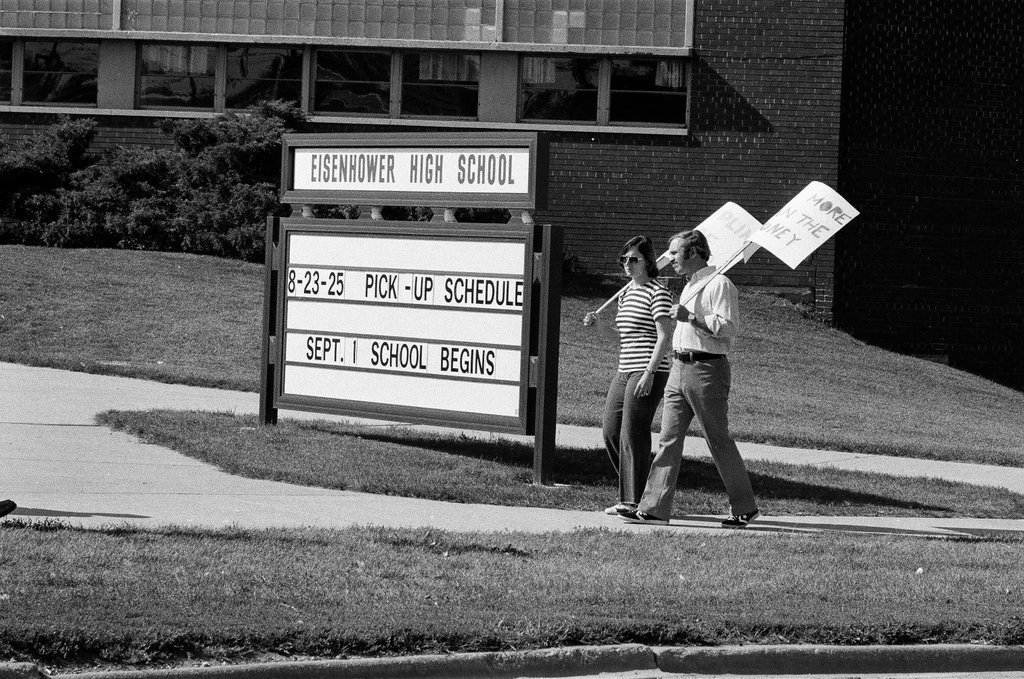 Teachers on strike at Eisenhower High School - Chicago Sun-Times