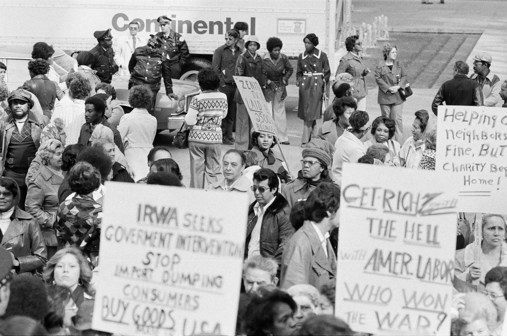 Zenith Corporation employees demonstrate at Daley Center - Chicago Sun-Times