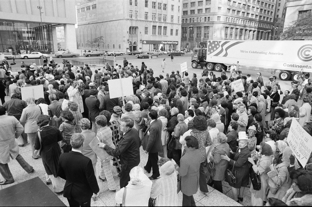 Zenith Corporation employees demonstrate at Daley Center - Chicago Sun-Times