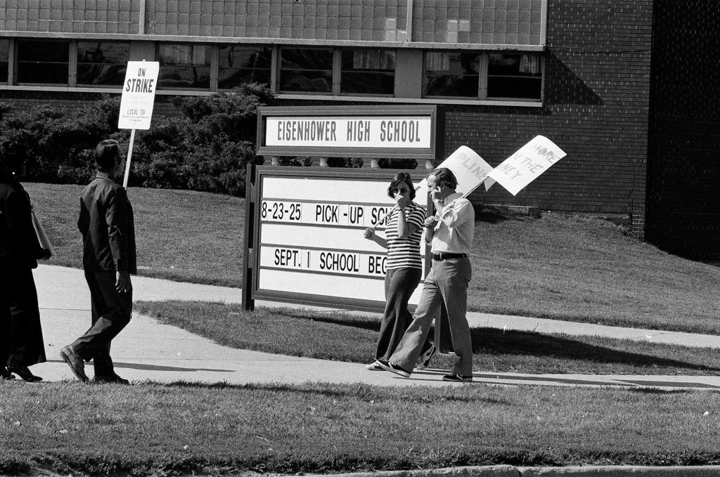 Teachers on strike at Eisenhower High School - Chicago Sun-Times