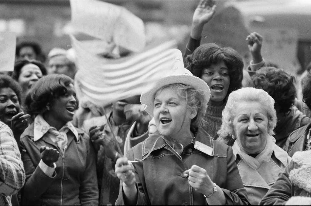 Zenith Corporation employees demonstrate at Daley Center - Chicago Sun-Times