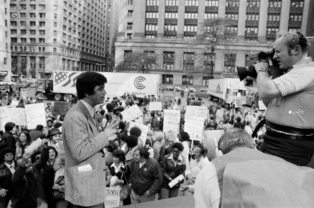 Zenith Corporation employees demonstrate at Daley Center - Chicago Sun-Times