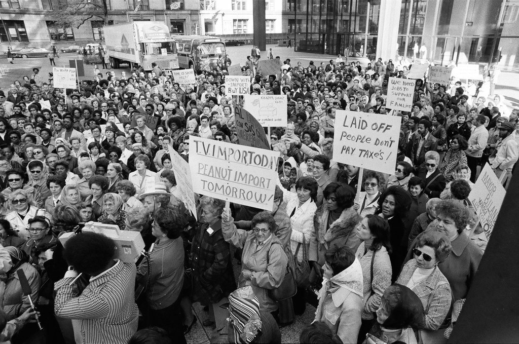 Zenith Corporation employees demonstrate at Daley Center - Chicago Sun-Times