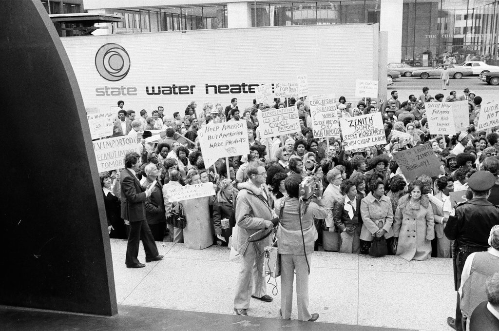 Zenith Corporation employees demonstrate at Daley Center - Chicago Sun-Times