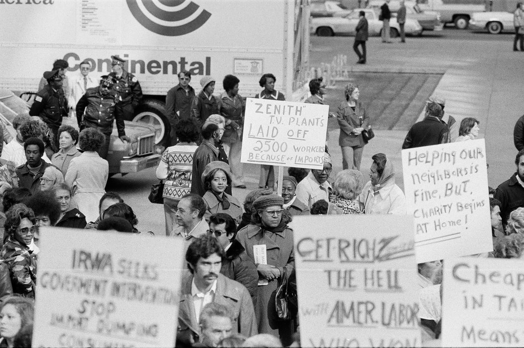 Zenith Corporation employees demonstrate at Daley Center - Chicago Sun-Times