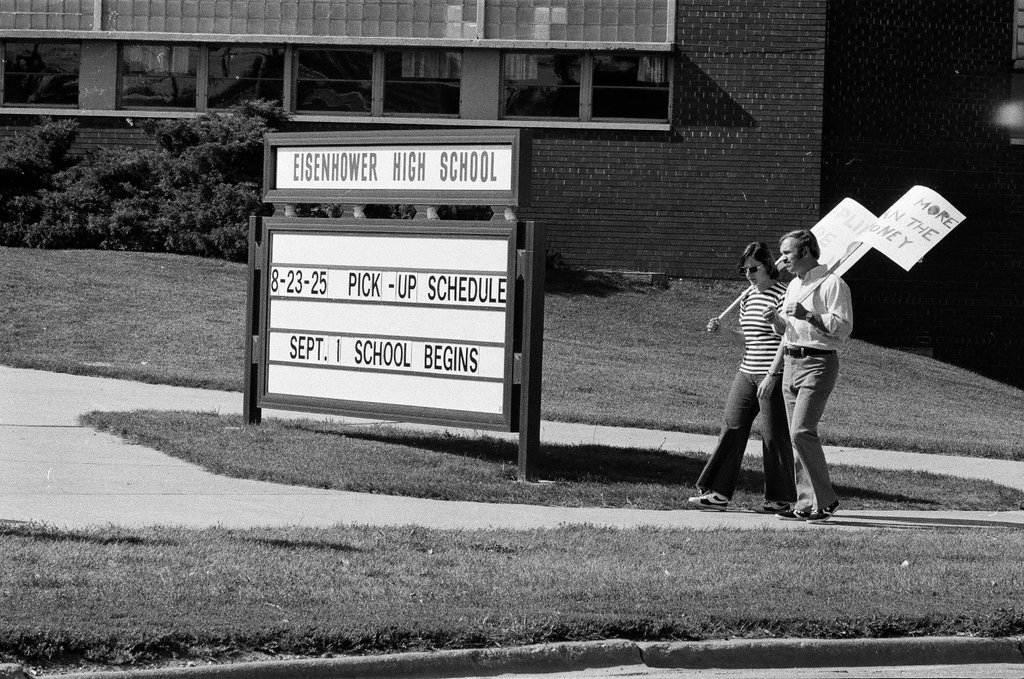 Teachers on strike at Eisenhower High School - Chicago Sun-Times
