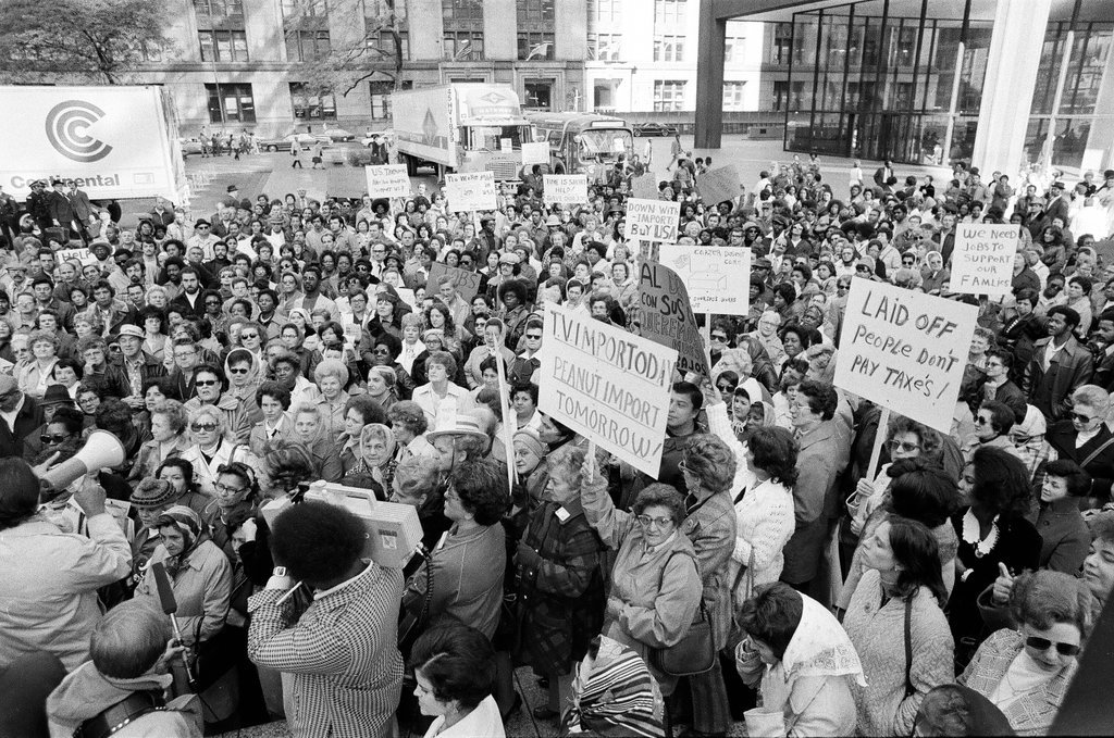 Zenith Corporation employees demonstrate at Daley Center - Chicago Sun-Times