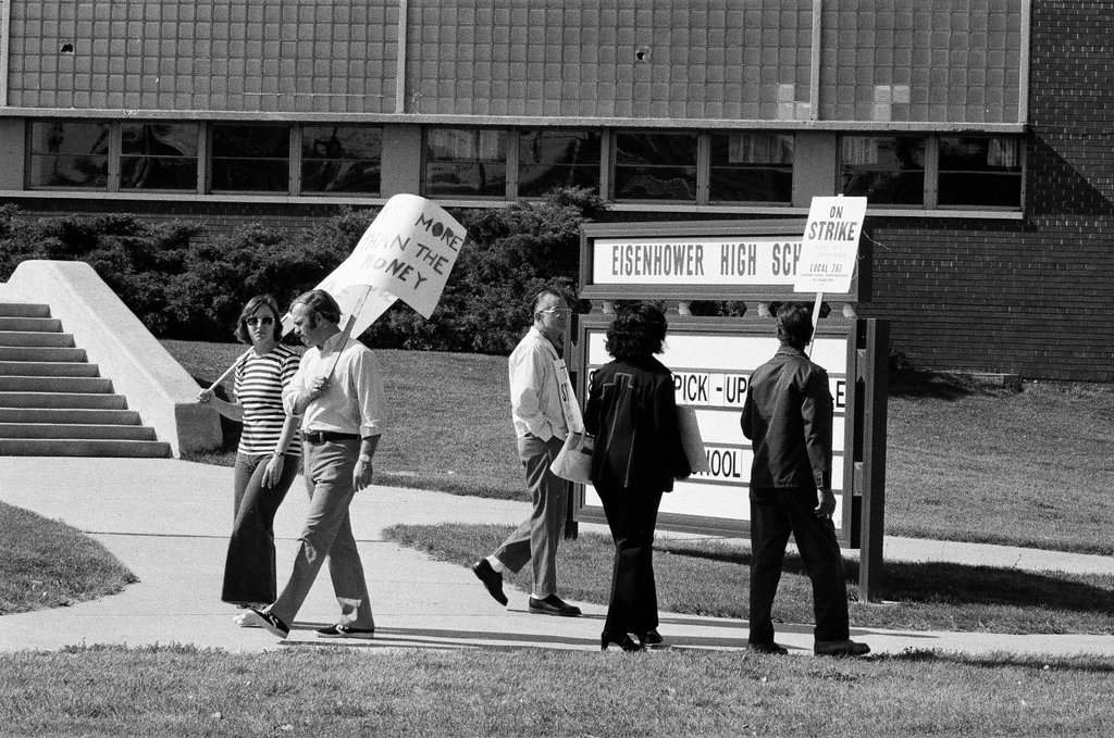 Teachers on strike at Eisenhower High School - Chicago Sun-Times