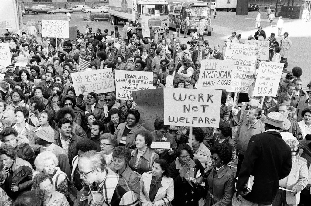Zenith Corporation employees demonstrate at Daley Center - Chicago Sun-Times