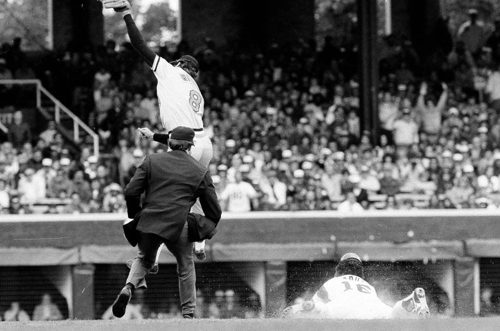 Playoff action between Orioles and White Sox - Chicago Sun-Times