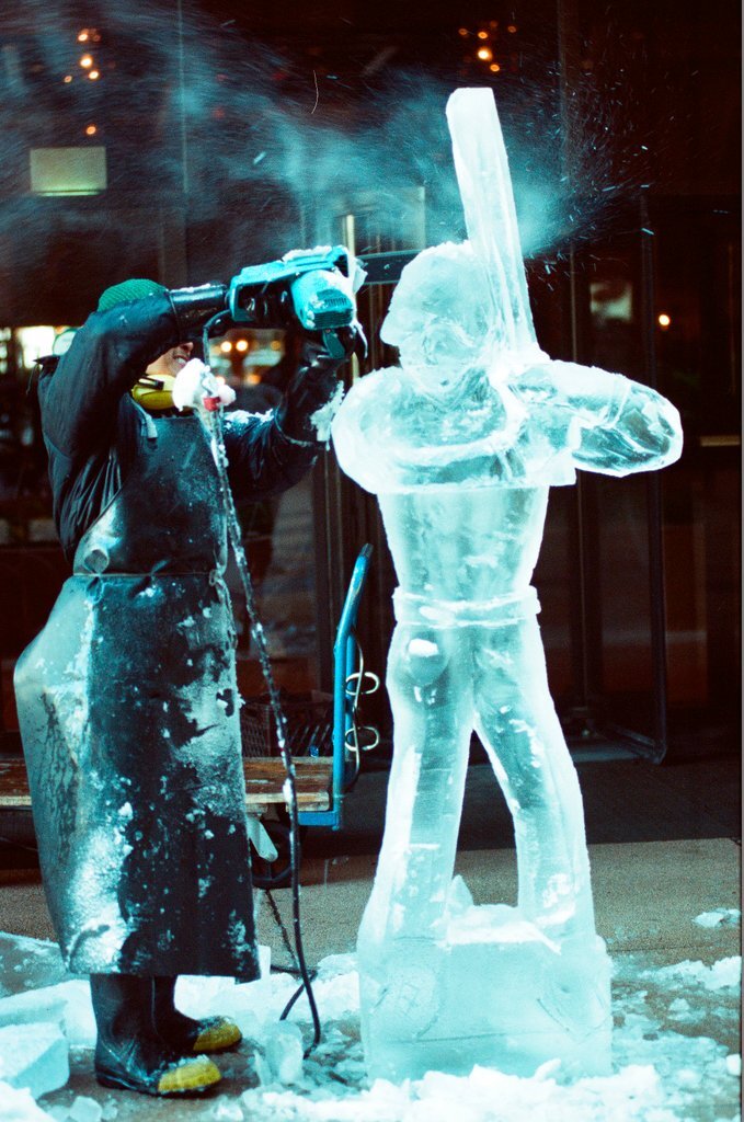 Ice sculptor carves statue of White Sox player - Chicago Sun-Times