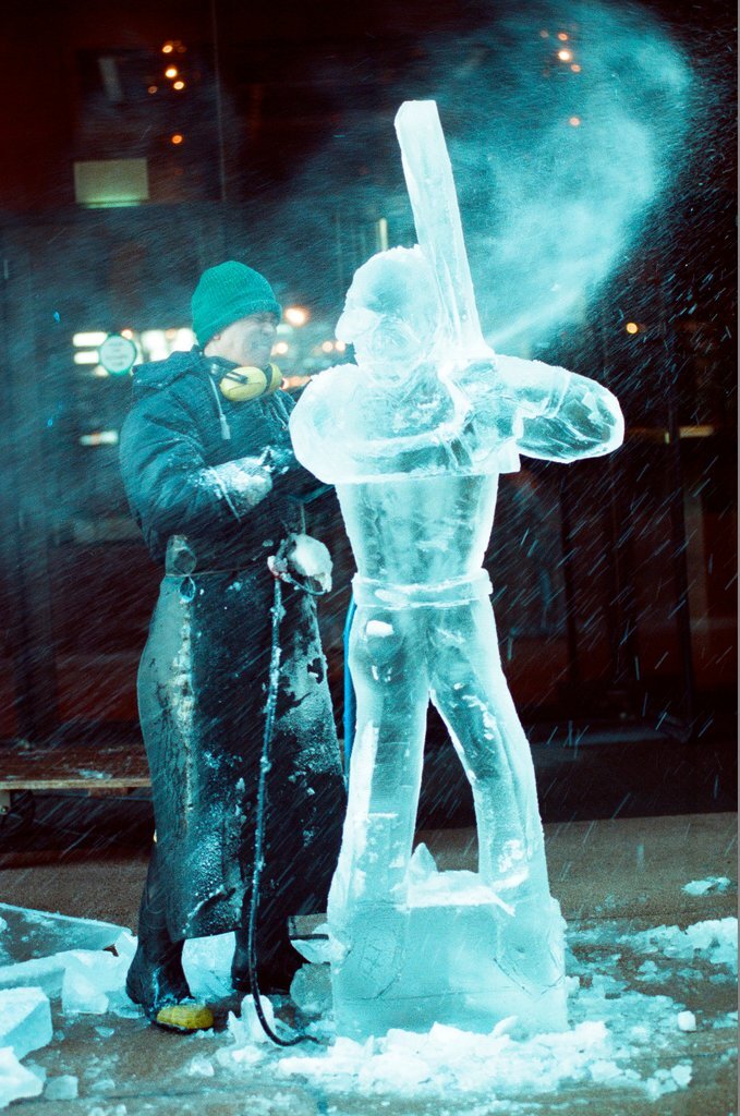 Ice sculptor carves statue of White Sox player - Chicago Sun-Times