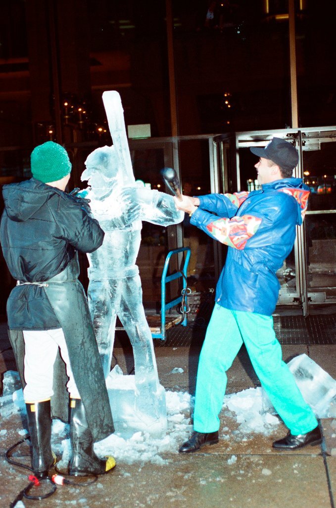 Ice sculptor carves statue of White Sox player - Chicago Sun-Times
