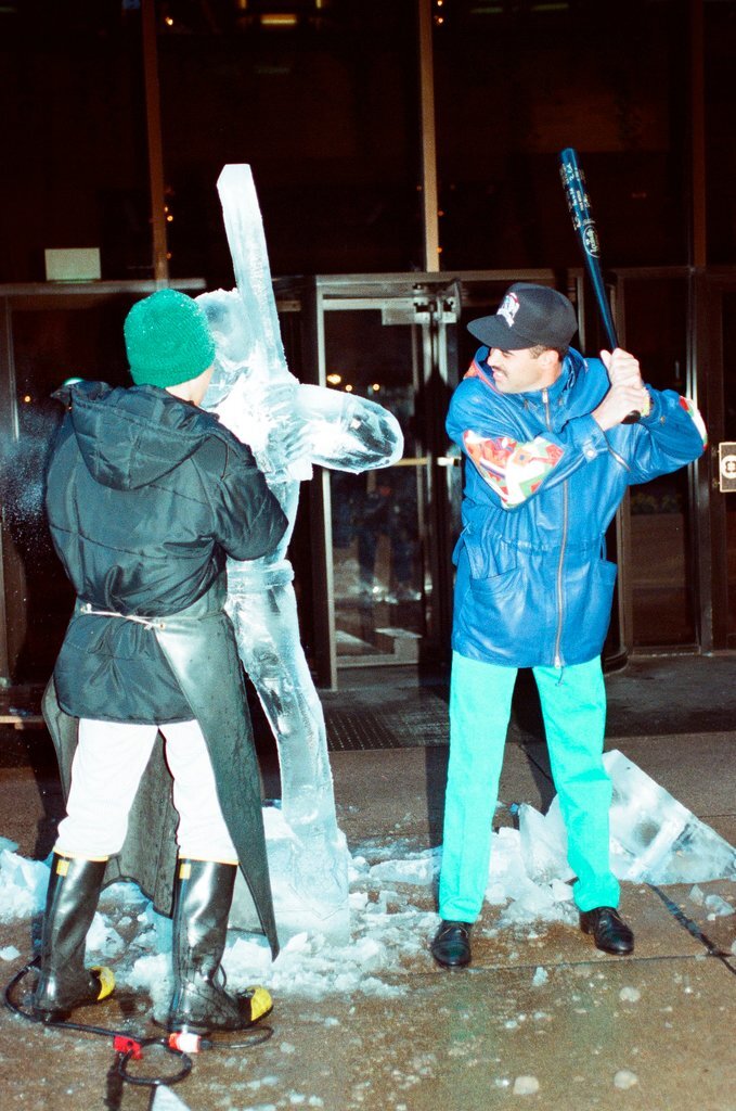 Ice sculptor carves statue of White Sox player - Chicago Sun-Times