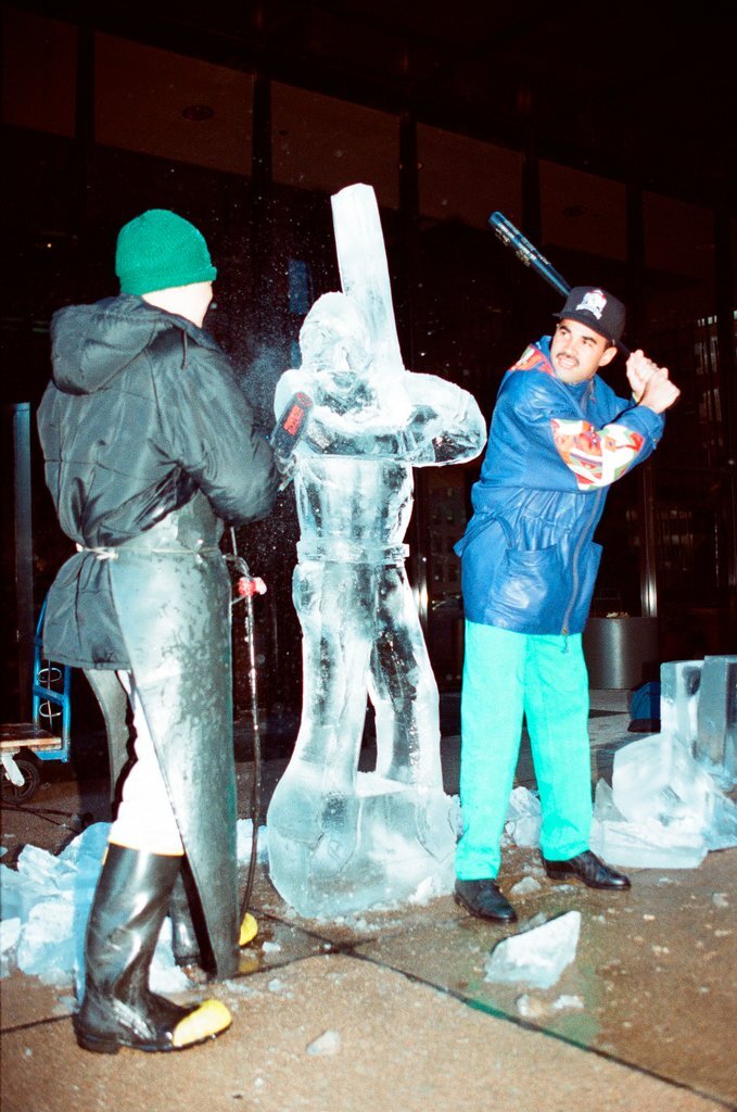 Ice sculptor carves statue of White Sox player - Chicago Sun-Times