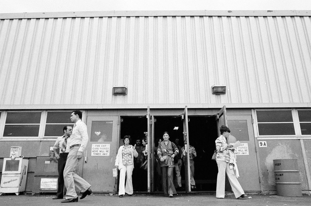 Laid off workers outside Zenith plant - Chicago Sun-Times