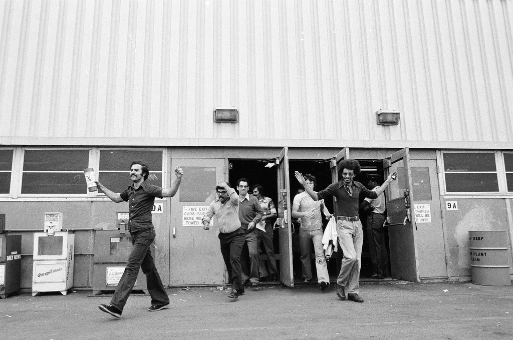 Laid off workers outside Zenith plant - Chicago Sun-Times